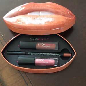 Huda Beauty contour& strobe lip set